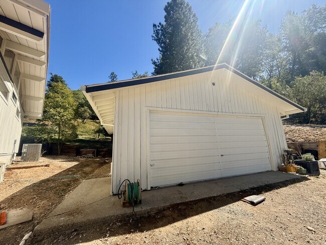 Building Photo - 12392 Bitney Springs Rd