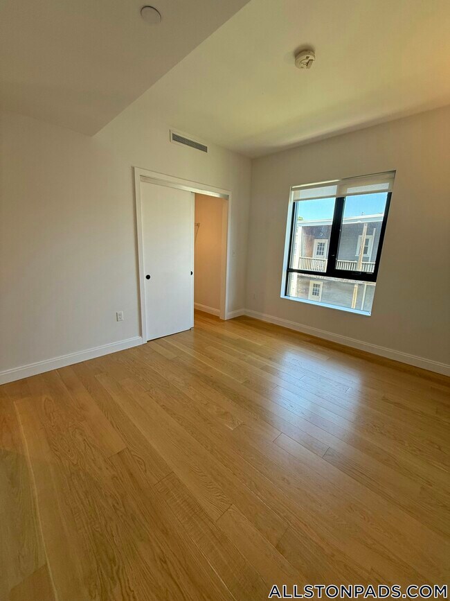 Building Photo - 83 Gardner St