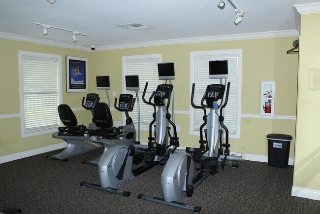 Building Photo - FULLY FURNISHED MAY AVAILABILITY - 1 Bed 1...