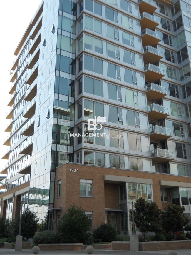 Building Photo - The Strand- Beautiful One-Bedroom With Riv...