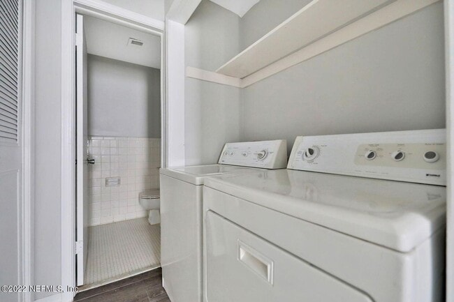 Building Photo - 2 Bedroom Unit