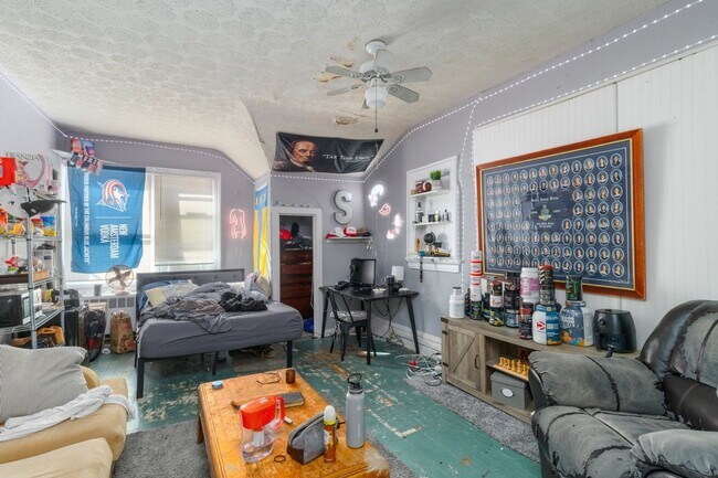 Building Photo - Massive  13-Bedroom House with huge Privat...