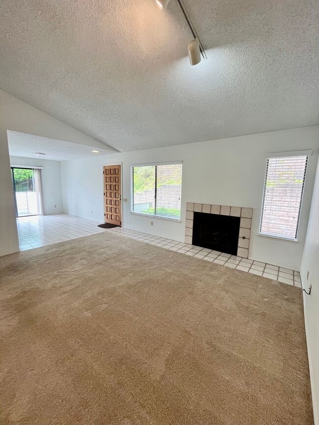 Building Photo - HUGE 2BD/2BA CLAIREMONT CONDO W/ 2 CAR GARAGE - ONLY $3,295/MONTH