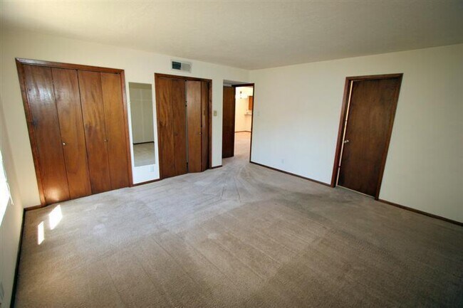 Building Photo - 830 Live Oak Rd NE