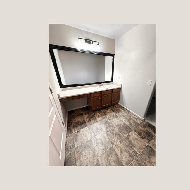 Building Photo - 1504 E Leslie Ave