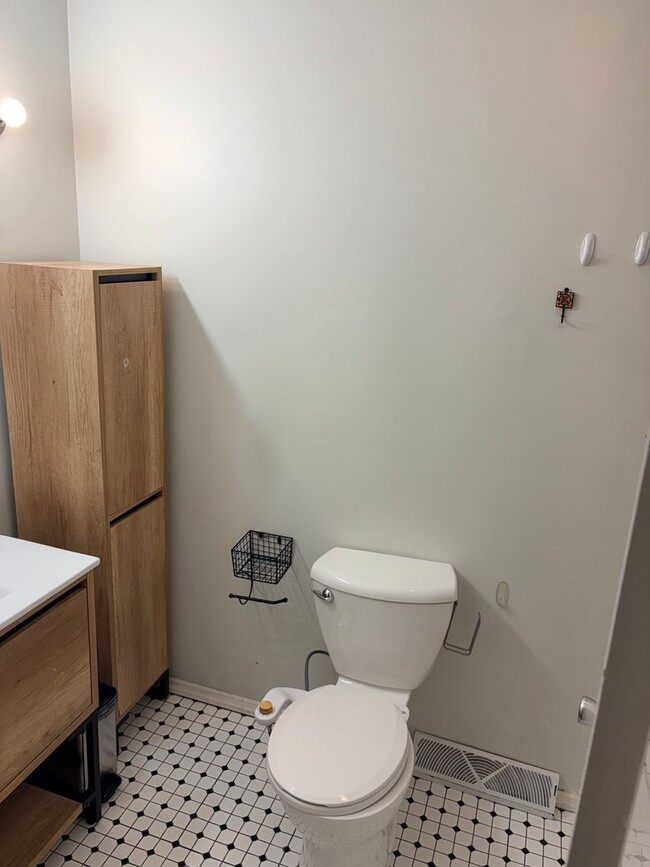 Building Photo - 3431 N Stoneycrest Rd