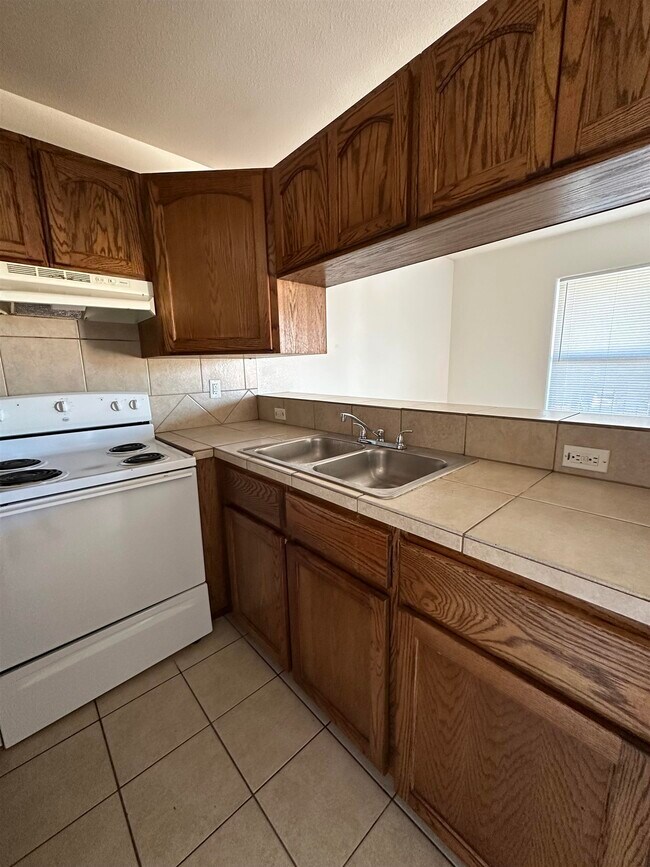 Building Photo - 1610 E Plum St