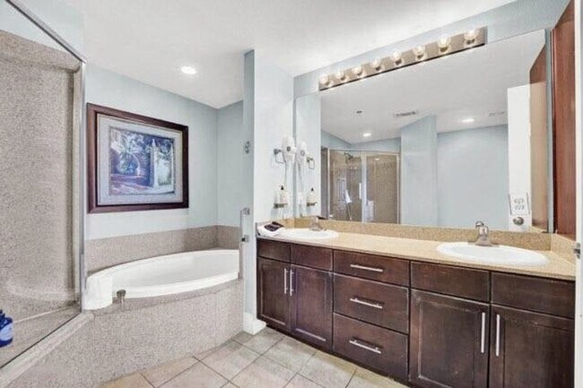 Building Photo - 9800 S Thomas Dr