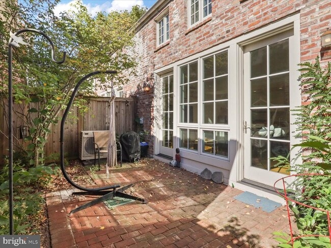 Building Photo - 631 D St SE