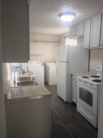 Building Photo - 106 N Mitchner Ave