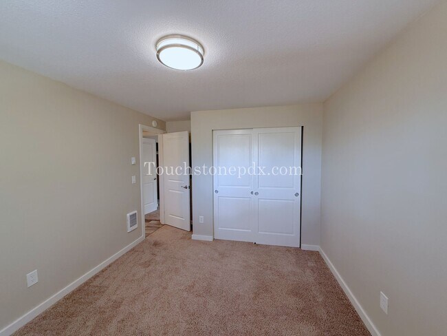 Building Photo - 119 SE Sweetbriar Ln