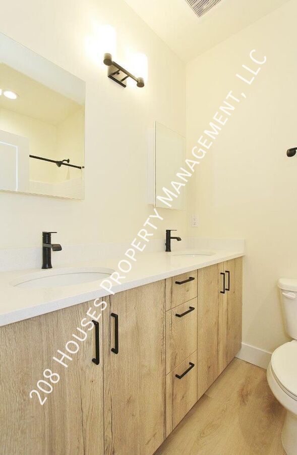 Building Photo - Immaculate Main-Level Apartment *75% Off F...