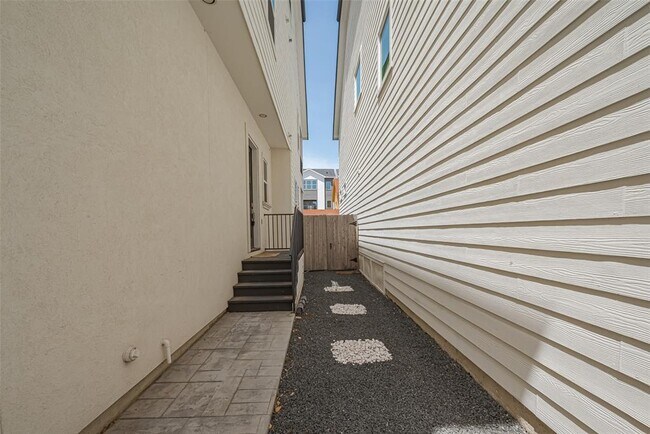 Building Photo - 1237 W 23rd St