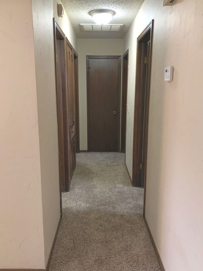 Building Photo - Great Location! Central Edmond!