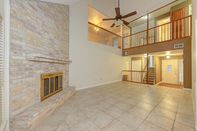 Building Photo - Charming Home with Vaulted Ceilings & Loft Near 281 & Bitters