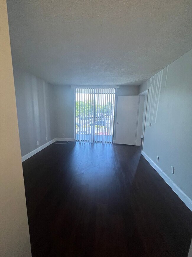 Building Photo - ONE BEDROOM ONE BATHROOM!! WATERFRONT COMMUNITY