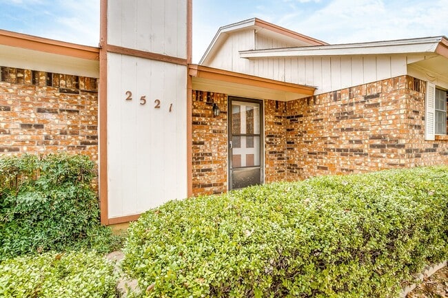 Building Photo - 2521 Indigo Ln