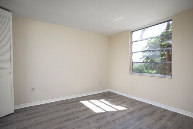 Building Photo - 2 Bedroom 2 Bathroom in Santa Clara Condo