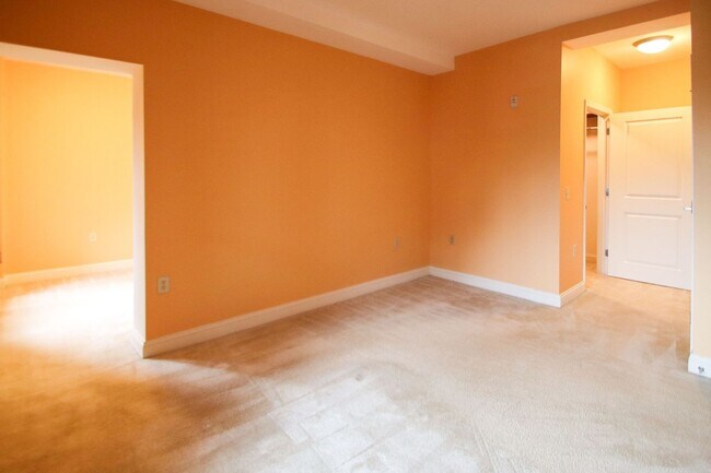 Building Photo - Bright & spacious 1Bd+ office alcove /1bth...