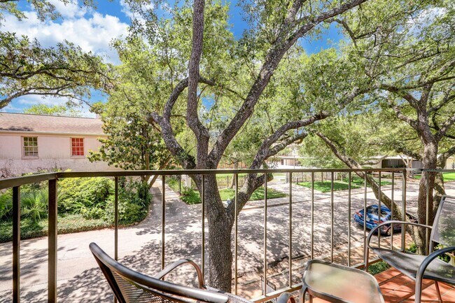 Building Photo - Large Townhome in River Oaks