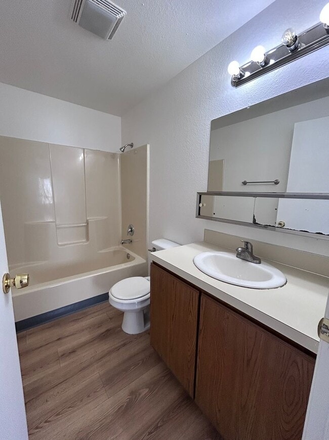 Building Photo - 2 Bed 1 Bath in heart of Bellingham Receive a $250 Amazon gift card upon move in!!