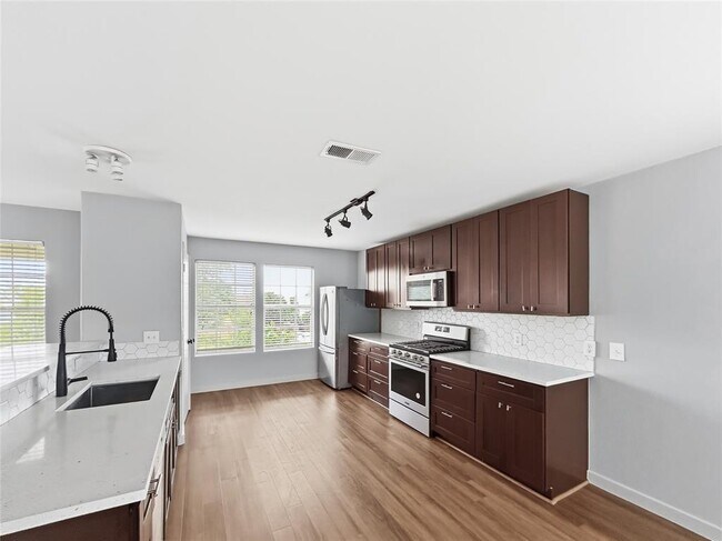 Building Photo - 5700 Glen Meadow Dr