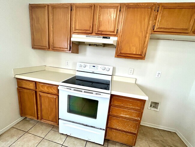 Building Photo - Elkins! 3 bed 2 bath with a huge fenced back yard