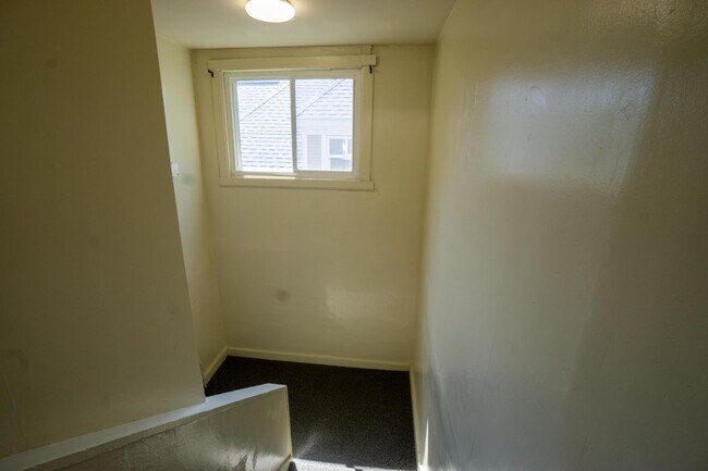 Building Photo - Available 6/1/26 - 4 Bedroom Duplex Close ...