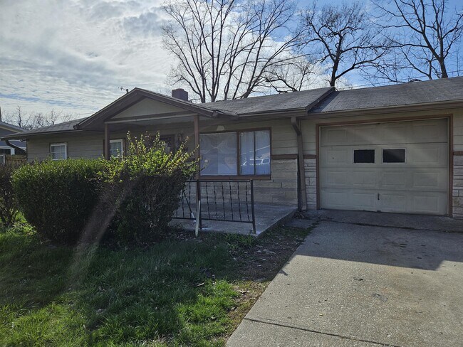 Building Photo - 3044 Manor Ct