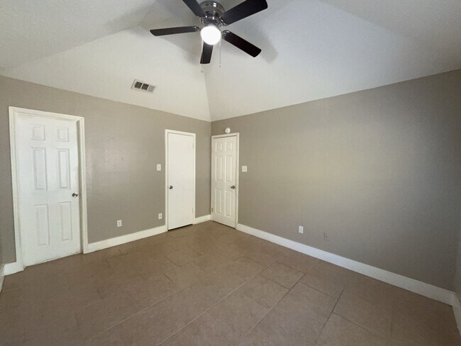 Building Photo - 709 Lisa Ln