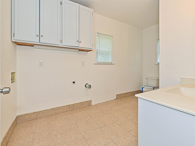 Building Photo - 610 N Pear St