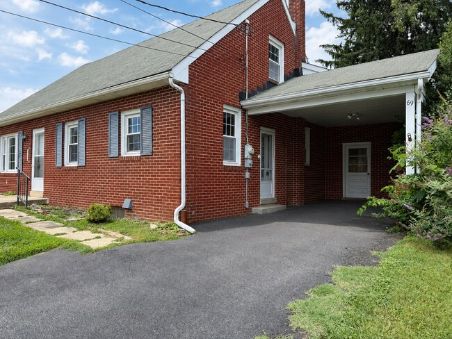 Building Photo - Beautiful 3 Bedroom 1 bathroom Cape Cod with Bonus Room!