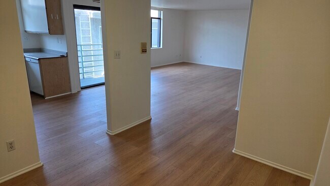 Building Photo - 466 E Palm Ave