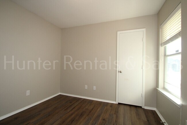 Building Photo - Modern Comfort in Meadows of Trimmier