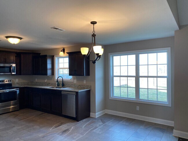 Building Photo - Beautiful 3 bed 2 bath home with Bonus room! Close to shopping and Ft. Campbell.