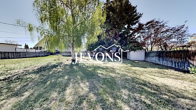 Building Photo - Spacious single-family home with a large f...