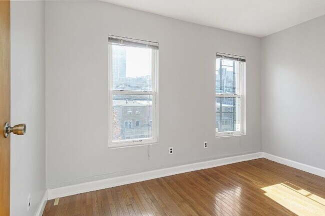 Building Photo - 207 York St