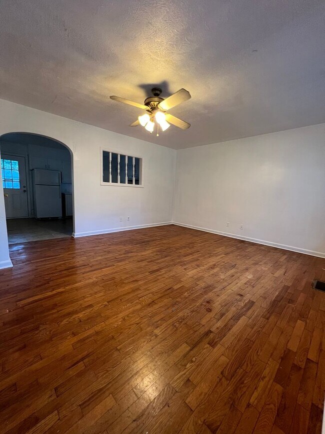 Building Photo - Beautiful 2 bedroom 1 bath 1 car garage