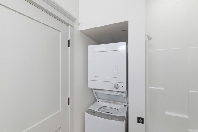 Building Photo - MOVE IN SPECIAL - NEWLY RENOVATED DOWNTOWN SALEM STUDIO