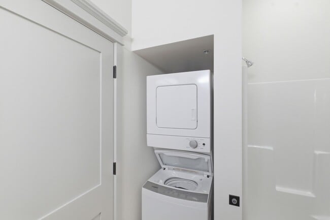 Building Photo - WINTER SPECIAL - NEWLY RENOVATED DOWNTOWN SALEM STUDIO