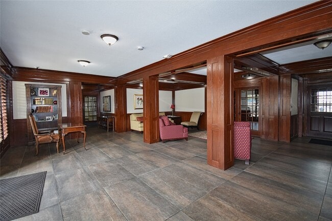 Building Photo - 2425 Underwood St