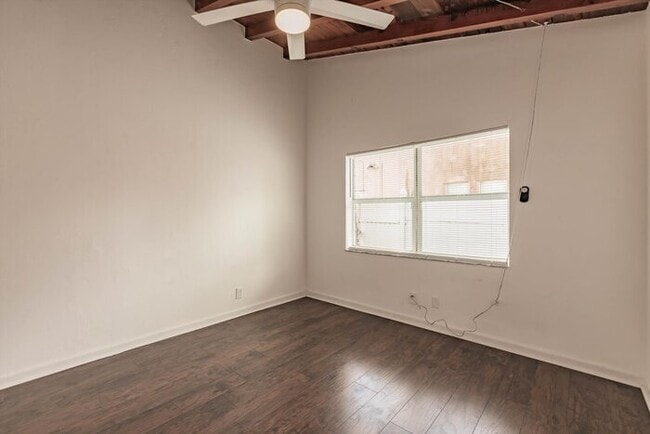 Building Photo - TWO BEDROOM CHARMER IN WEST PALM BEACH