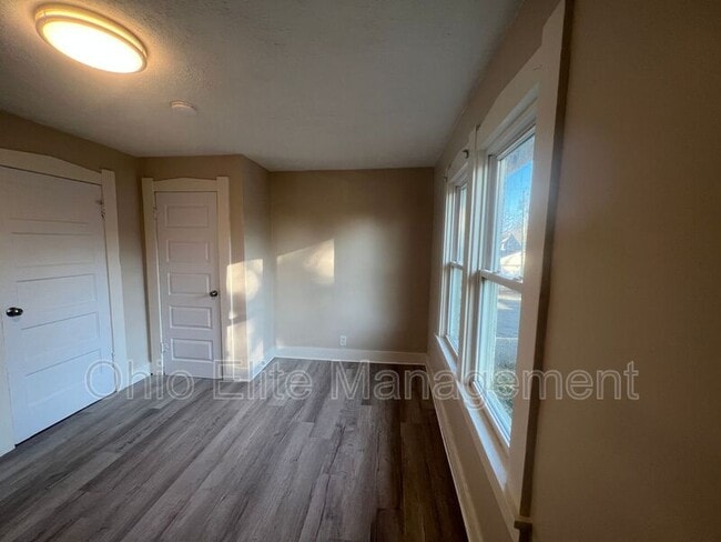 Building Photo - 898 E 13th Ave