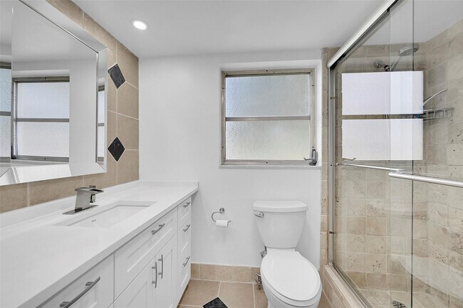 Building Photo - 2801 N Palm Aire Dr