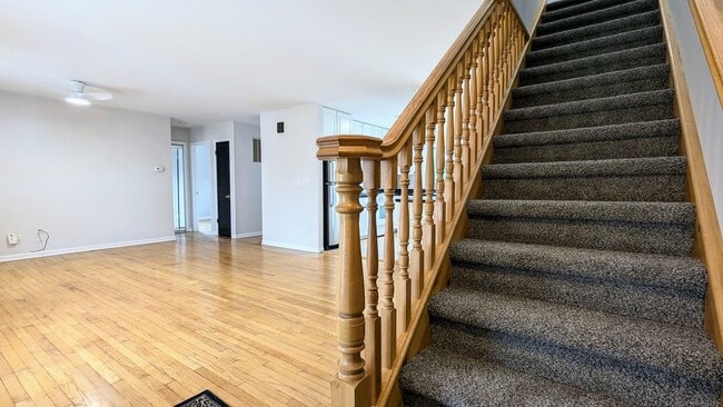 Building Photo - 709 W Kenilworth Ave