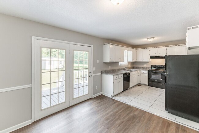 Building Photo - Stylish, Spacious & Updated! Don’t Miss Th...