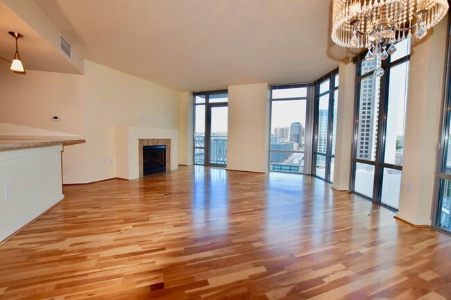 Building Photo - Beautiful Downtown 2 Bedroom Condo - Spaci...