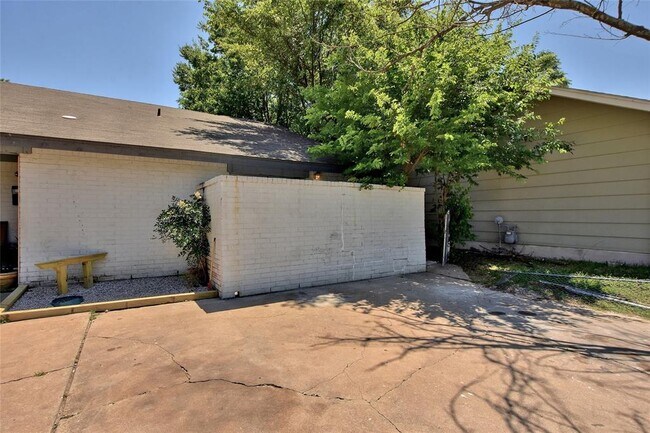Building Photo - 1301 Thornridge Rd