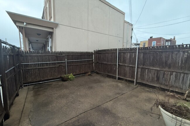 Building Photo - 4441 Richmond St