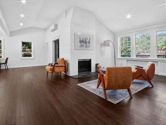 Building Photo - 1 Month Free | Luxury 3BR Home in Prospect Hill